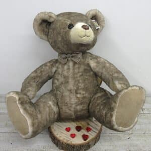 gros ourson brun avec boucle pied-de-poule