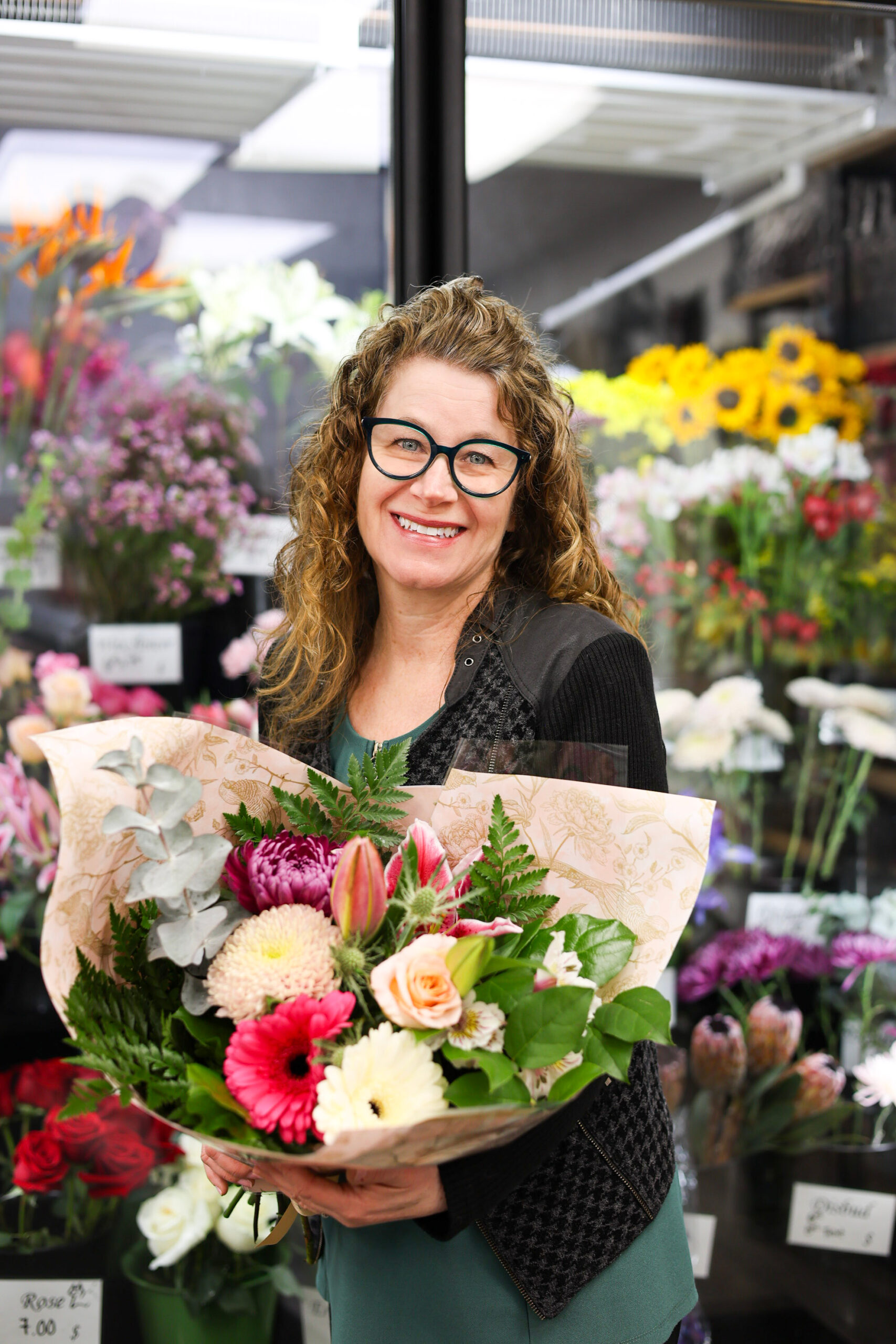 Liliane Leblanc,propriétaire de Fleuriste Cléome,avec un bouquet de fleurs.